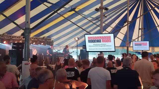 Boenk Eroep speelt in de volle tent