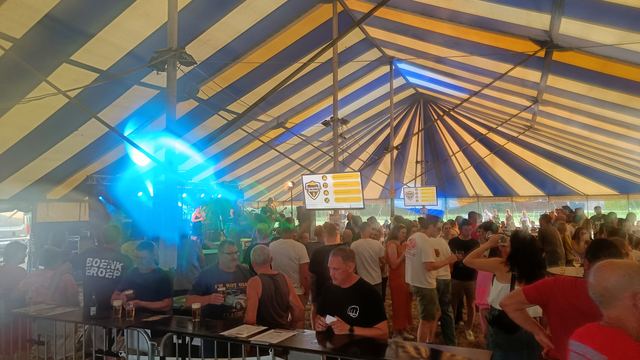 Feestavond met lichtshow in de tent