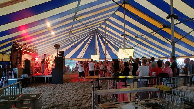 Het publiek klapt mee met de band