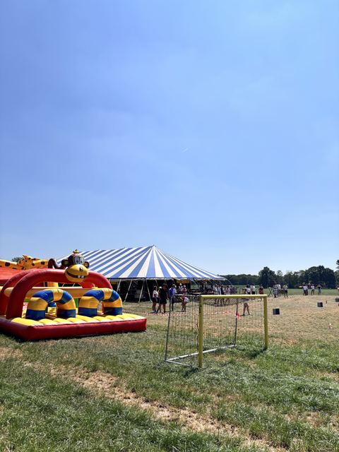 Het springkasteel voor de grote tent