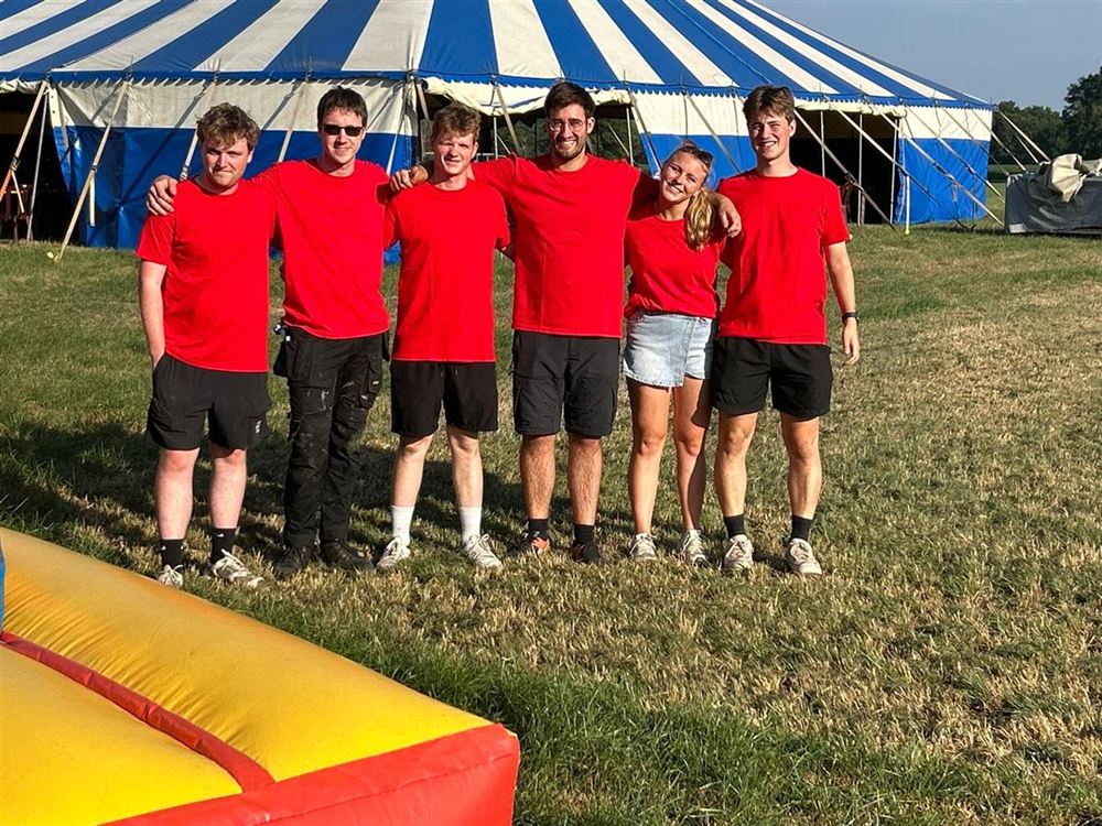 De organisatie van Kapellekeskermis voor de tent